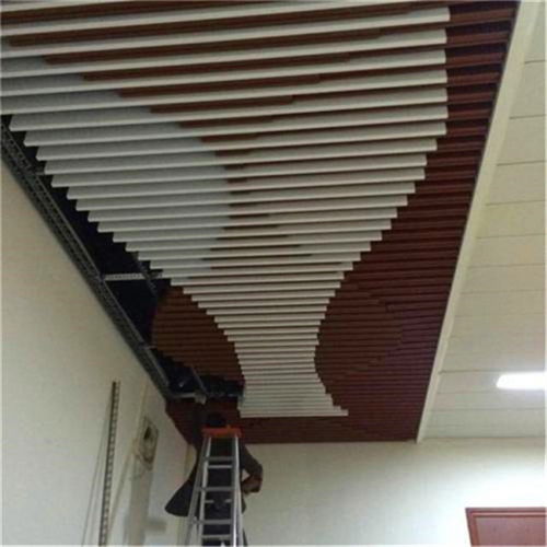 弧形鋁方通 現代商場裝飾的點睛之筆，白色鋁板的優雅演繹